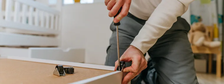 Remontage d'un meuble à la visseuse après un déménagement